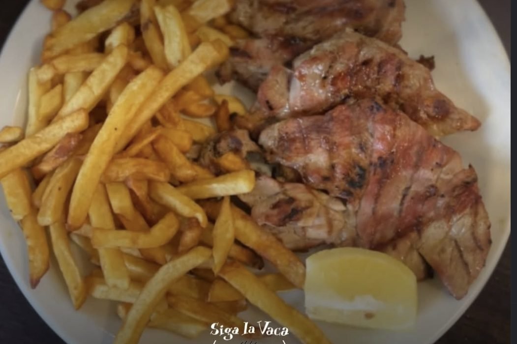 Pollo a la parrilla con papas fritas